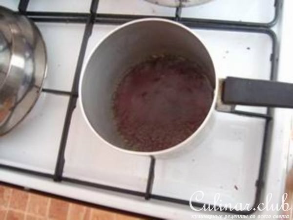 Глазированные куриные крылышки с тушеной капустой.