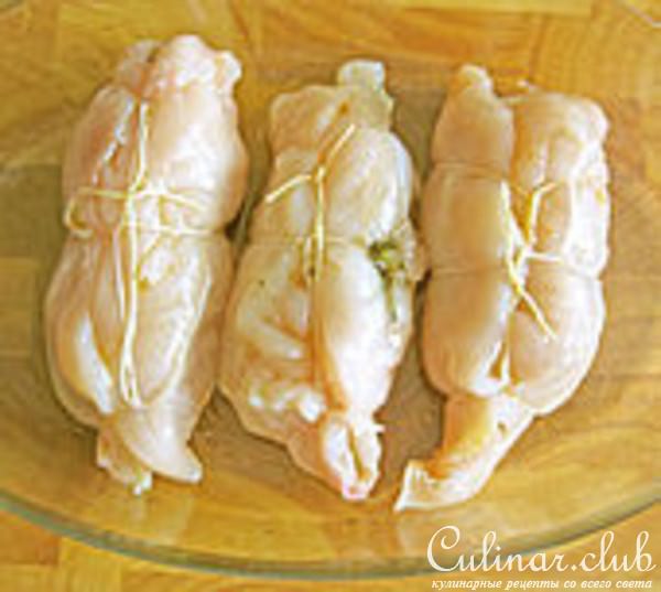 Куринные рулетики с брынзой и песто.