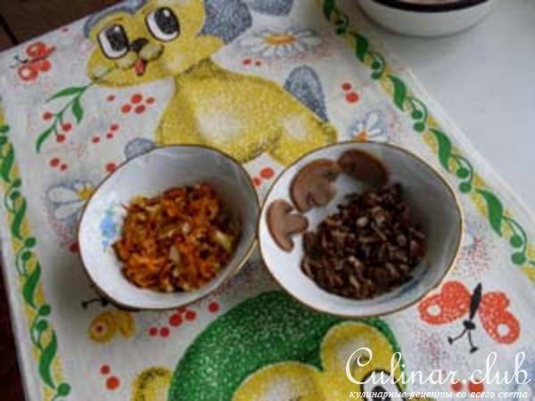 Биточки из куриного фарша с грибным соусом