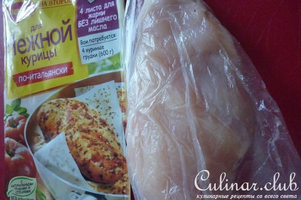 Нежная курочка по-итальянски с чесночной гренкой под пикантным салатом