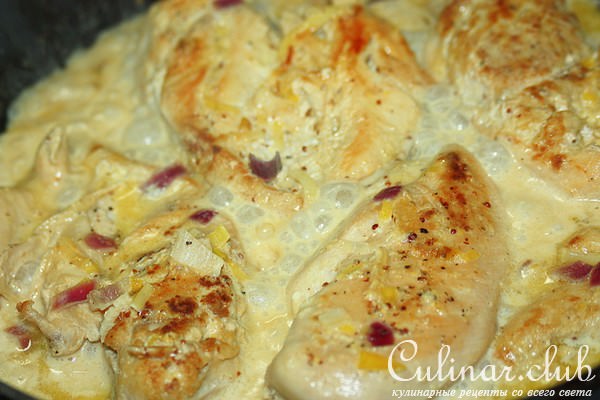 Курица с горчичной корочкой в соусе из белого вина с луковым ассорти.
