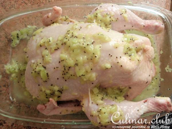 Курица запеченная с киви и сухофруктами.