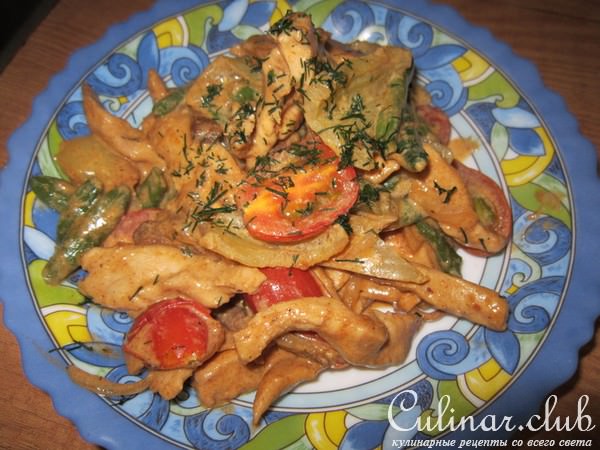 Куриная грудка с овощами и сливками