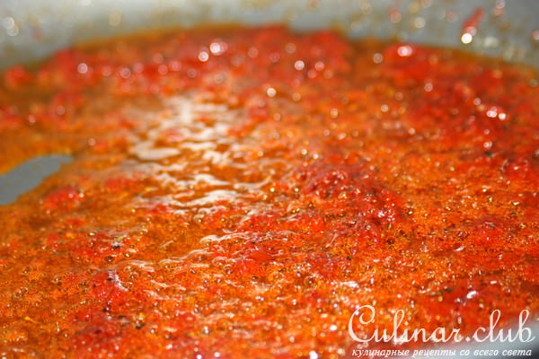 Курица тушеная с яблоками.