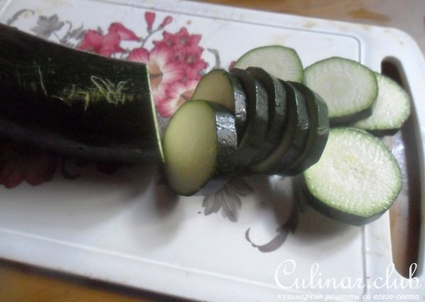 Индейка с кабачками, луком и картофелем
