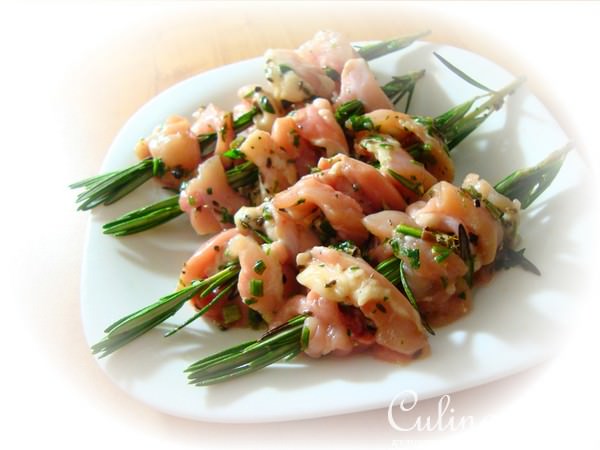 Куриный шашлычок на розмариновых веточках.