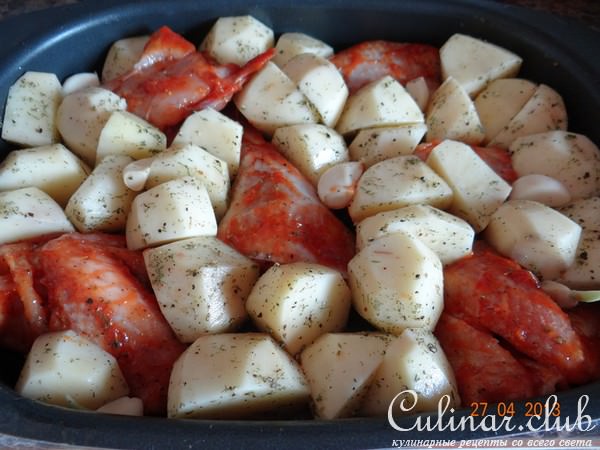 Кура домашняя духовая с картофелем