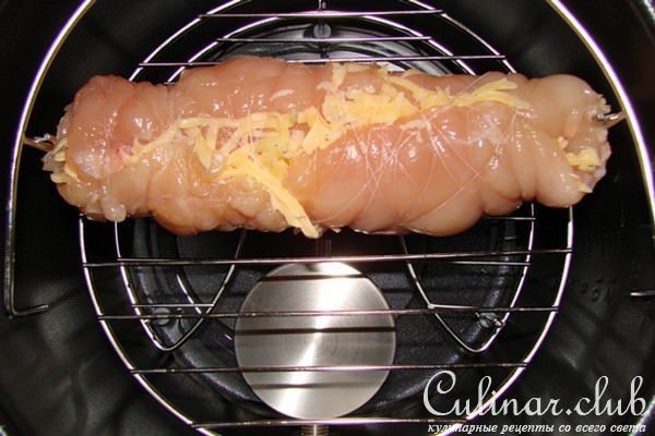 Подкопченный куриный рулет с сыром