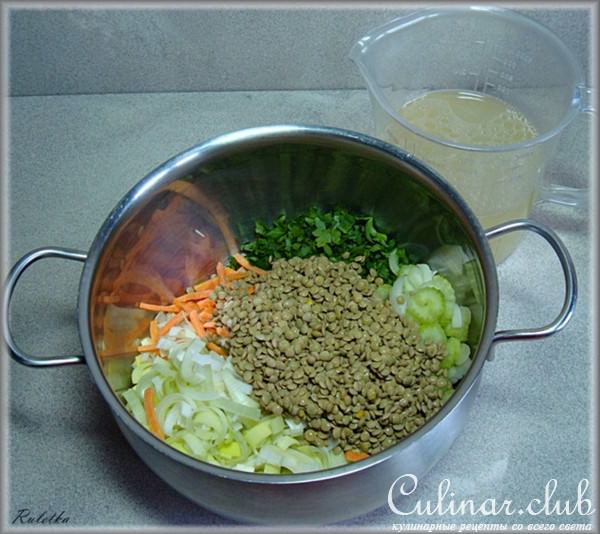 Голень индейки с чечевицей и овощами.