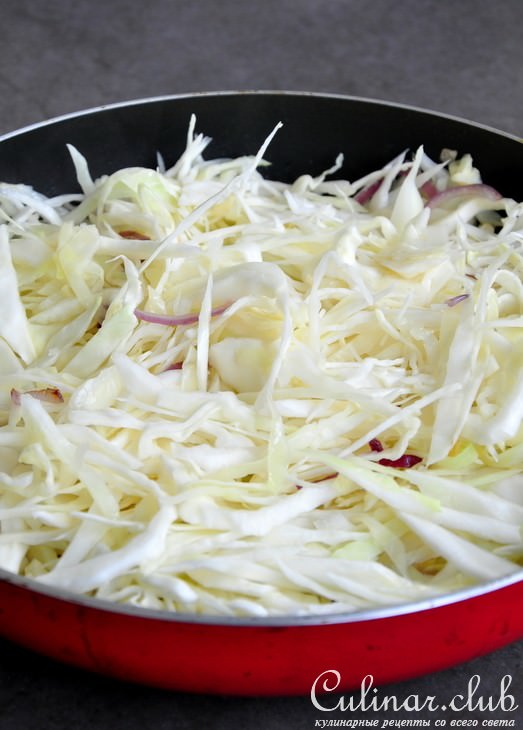 Курица без костей фаршированная капустной солянкой с охотничьими колбасками