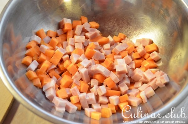 Рулет из целой курицы с ветчиной