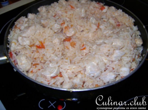 Курица тушёная с помидорами и рисом