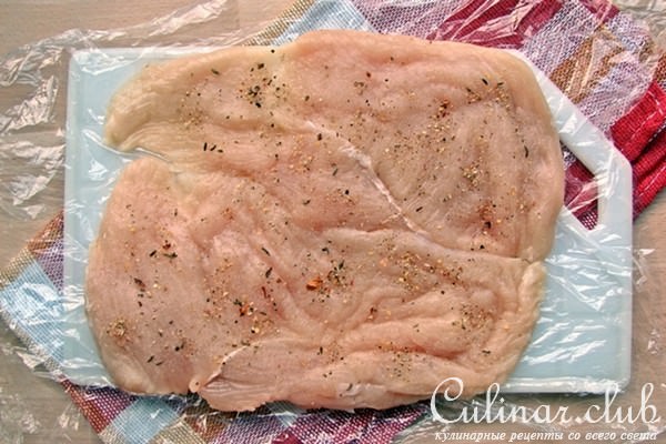 Подкопченный куриный рулет с сыром