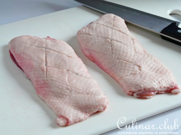 Утиная грудка под соусом с вишней