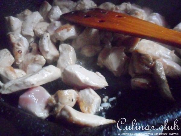 Курица с морковью в сметане