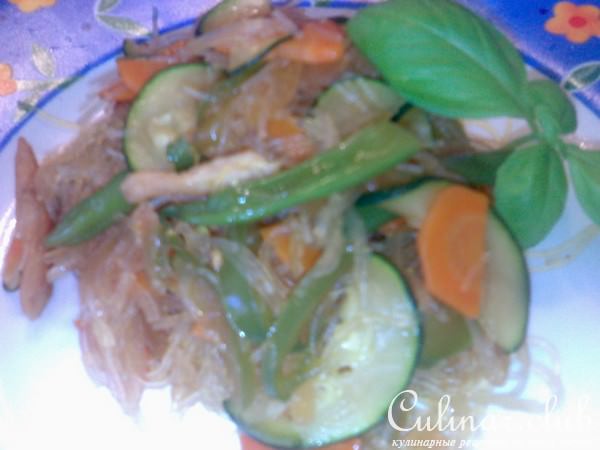 Стеклянная вермишель с индюшкой и овощами