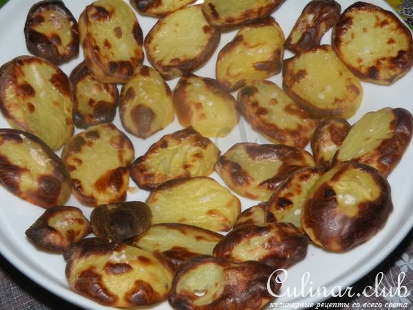 Куриный шашлык в мятном йогурте и картофельными башенками.