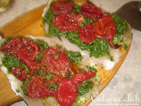 куриная грудка фаршированная вяленными помидорами и соусом из кинзы
