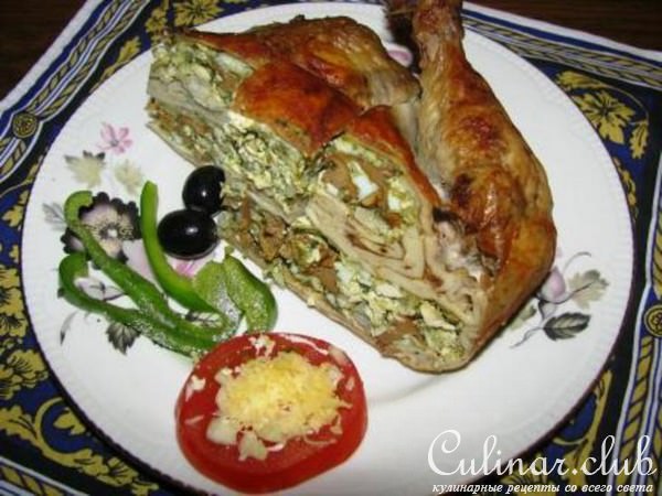 Праздничная курица, фаршированная лисичками, сыром и шпинатом