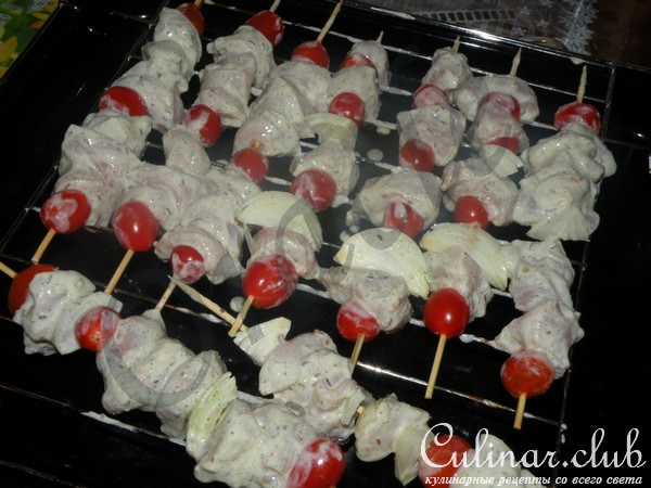 Куриный шашлык в мятном йогурте и картофельными башенками.