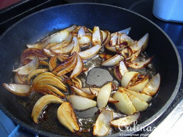 Индюшка в вермуте с карамелизованным луком и картошкой