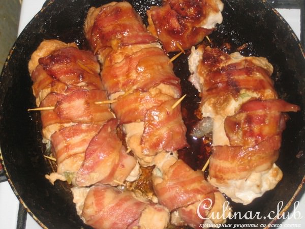 Куриные рулетики с маринованными огурчиками в беконе.