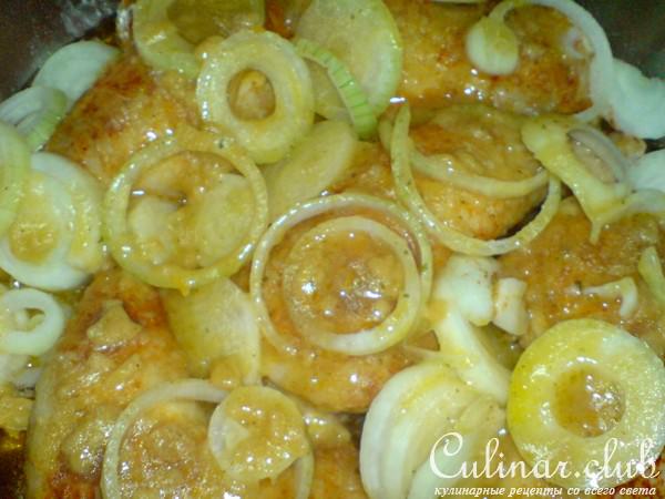 Куриные окорочка с паприкой и луком
