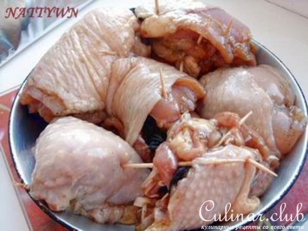 Замаринованная курица, фаршированная черносливом.