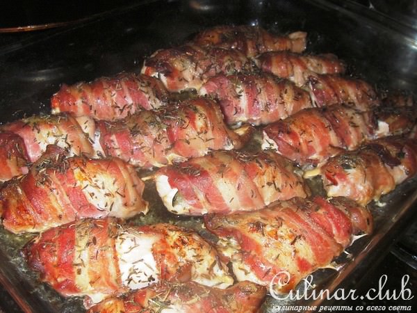 Куриные рулеты с огурцами и болгарским перцем в беконе