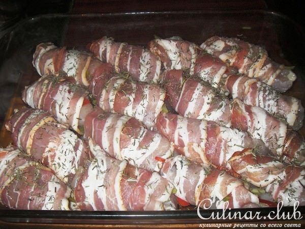 Куриные рулеты с огурцами и болгарским перцем в беконе