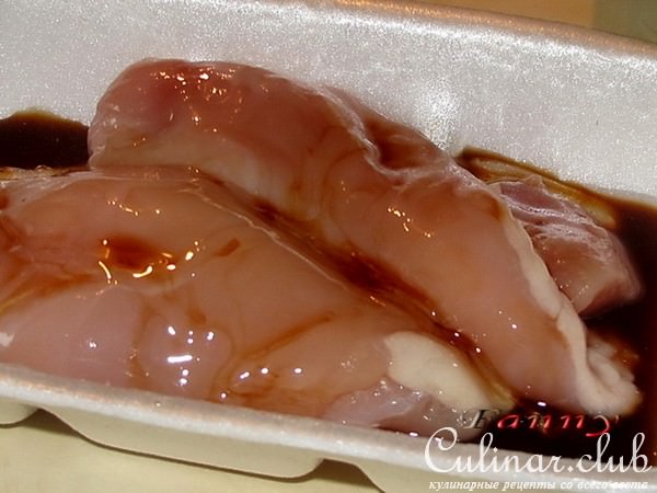 Куриная грудка с сухофруктами в ароматном маринаде