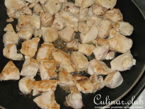 Курочка в сливочно-сырном соусе с миндалем и брокколи.
