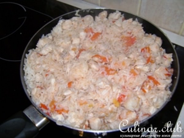 Курица тушёная с помидорами и рисом