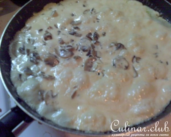 куриное филе с соусом из грибов и сливок со спагетти