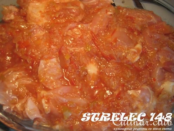 Куриное филе с соусом из оливок, каперсов и анчоусов.