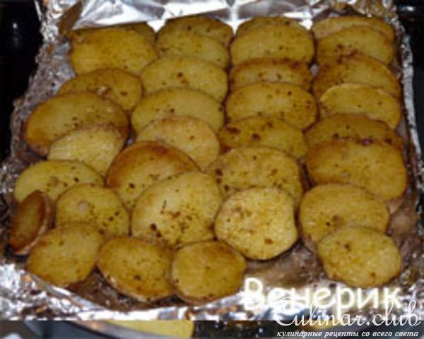 Запечённая картошка и маринованные куриные крылья