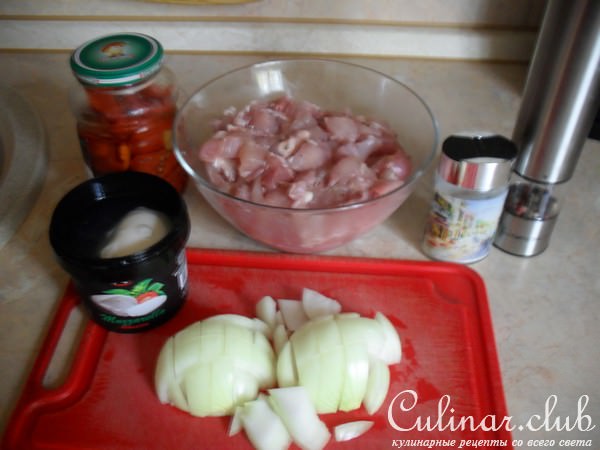 Куриные котлетки фаршированные моцареллой и вялеными помидорами.