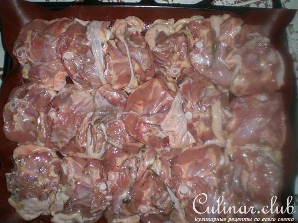 запеченные бедрышки с ананасом и сыром
