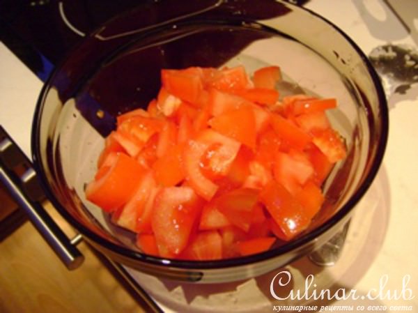 Курица тушёная с помидорами и рисом