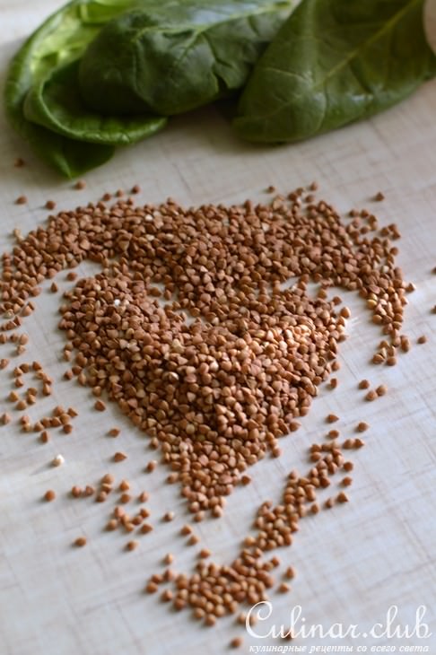 Куриное филе с гарниром из гречки и шпината.