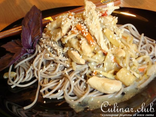 Гречневая лапша с курицей в кокосовом молоке