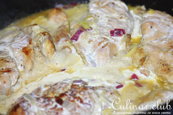 Курица с горчичной корочкой в соусе из белого вина с луковым ассорти.