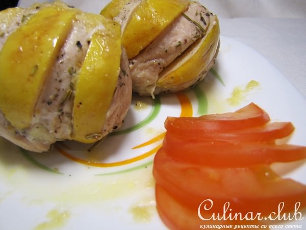 Куриные грудки с айвой и винным соусом