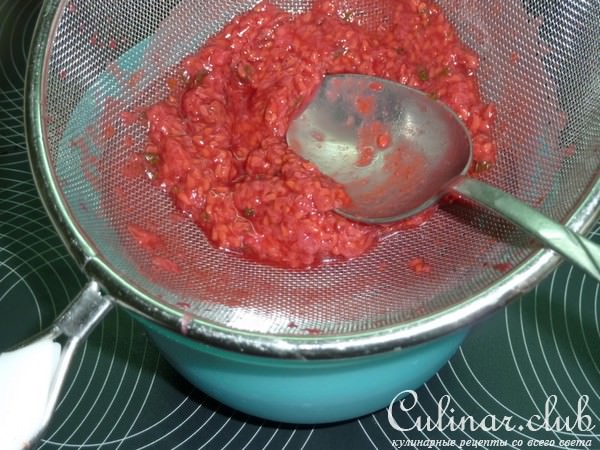 Фаршированные куриные голени с малиновым соусом