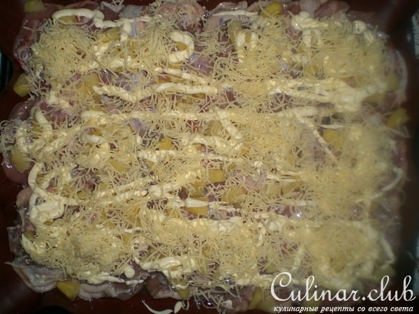 запеченные бедрышки с ананасом и сыром