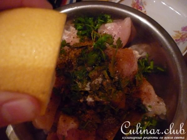Куриное филе с персиками, помидорами и имбирём