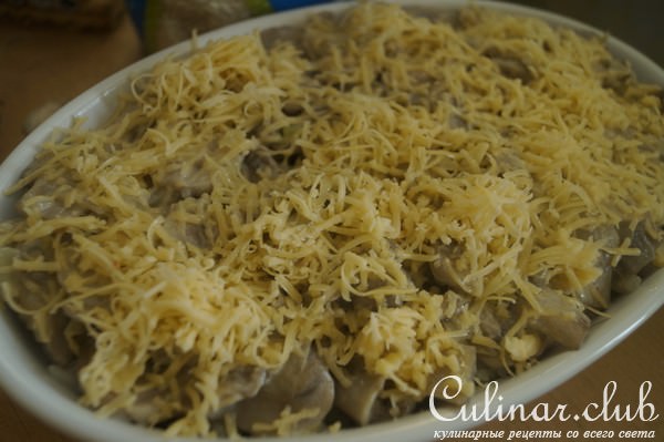 Рис под сливочной шапкой из курицы и шампиньонов