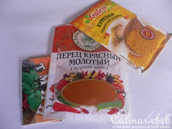 Куриные окорочка в остром арахисовом соусе с брокколи.