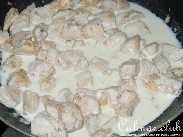 Курочка в сливочно-сырном соусе с миндалем и брокколи.