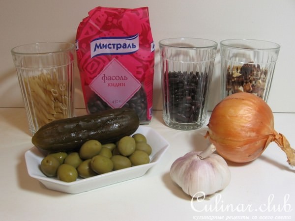 Курица, фаршированная фасолью с макаронами